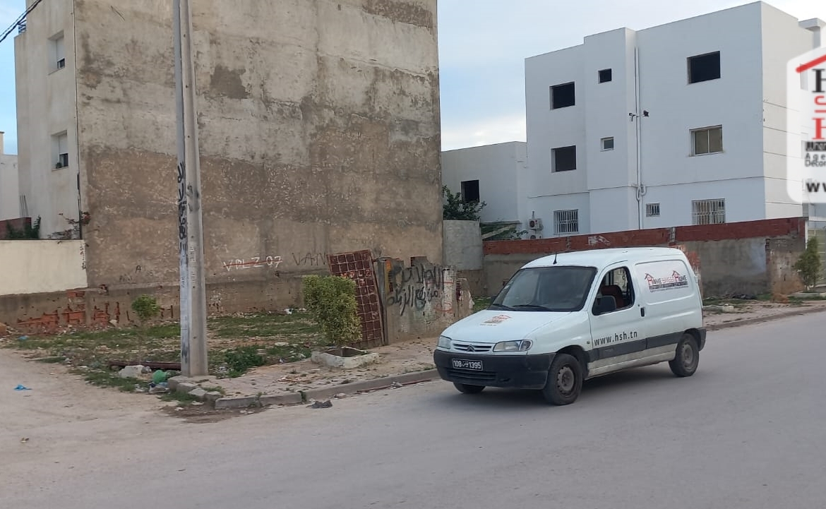 Land in Tunis,