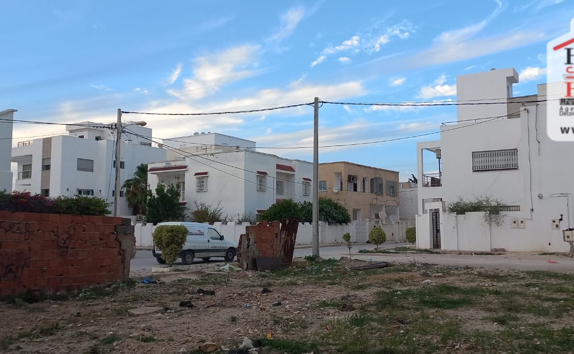 Land in Tunis,