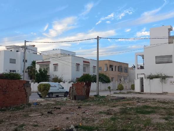 Land in Tunis,