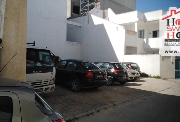 Land in Tunis,