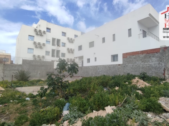 Land in Tunis,