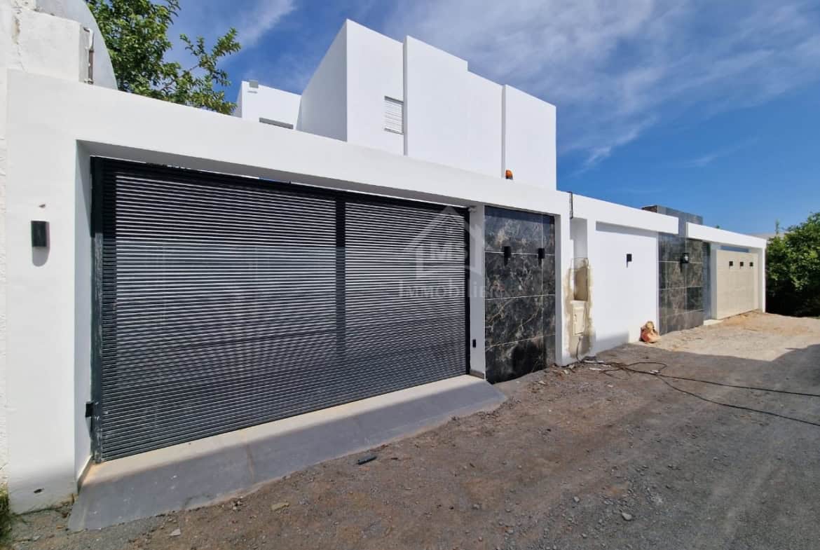 à vendre Belle villa toute neuve S+4 avec piscine à Hammamet