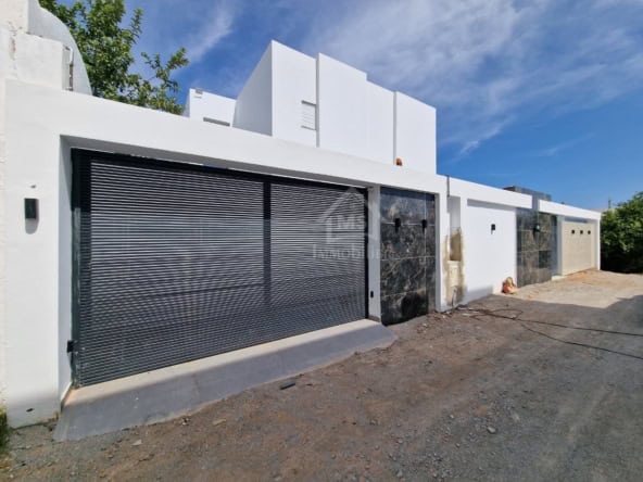 à vendre Belle villa toute neuve S+4 avec piscine à Hammamet