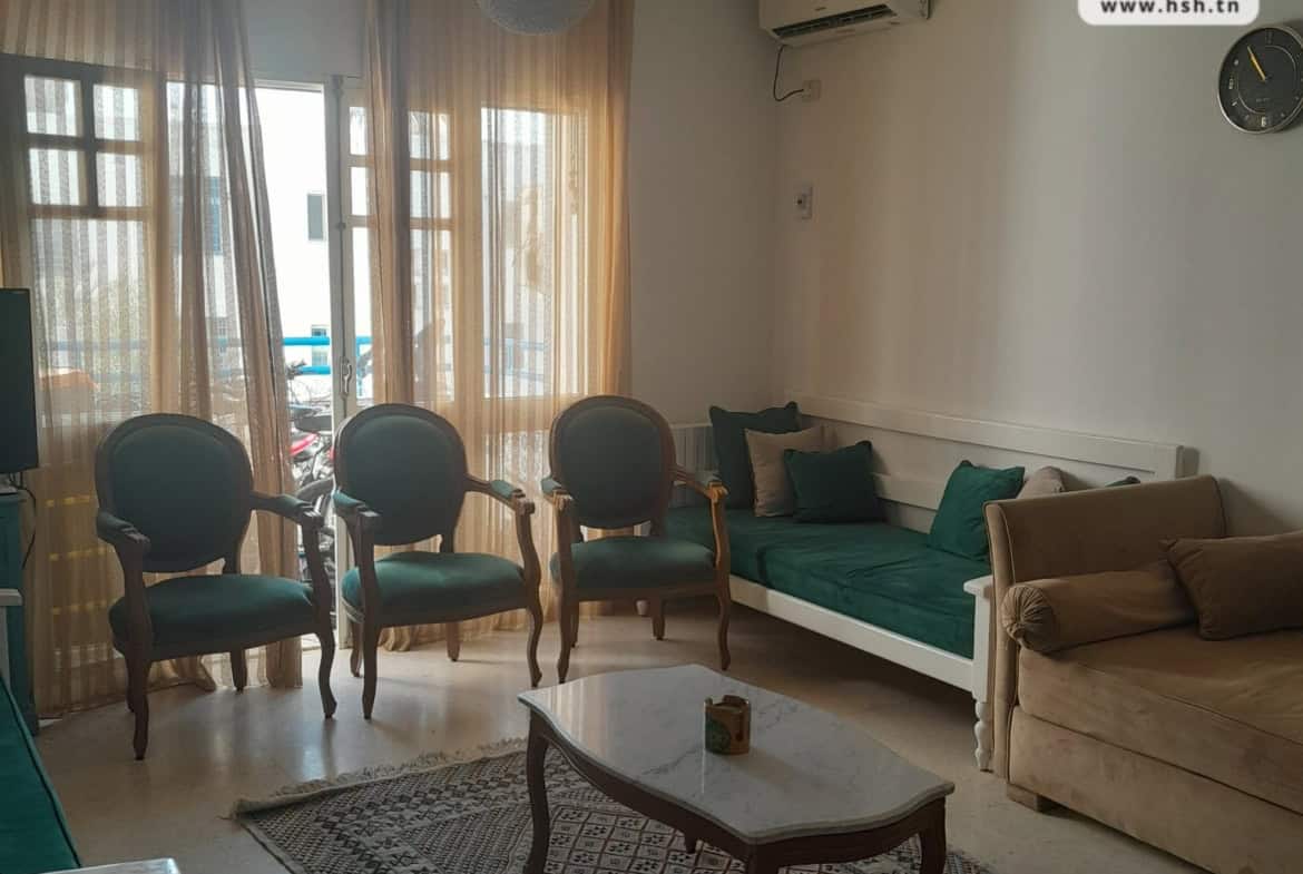A L’entrée, On a un salon, une cuisine avec séchoir, une salle d’eau, 3 chambres et une salle de bain.